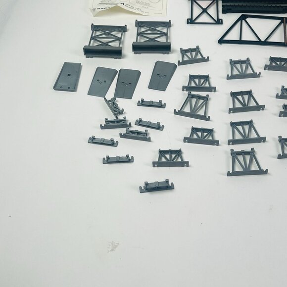 Bachmann Over & Under Blinking Bridge With 50 Bridge Supports - Picture 7 of 7